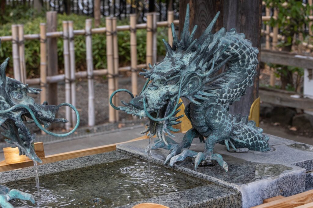 大國魂神社の手水舎にある龍の彫刻と水面の静寂