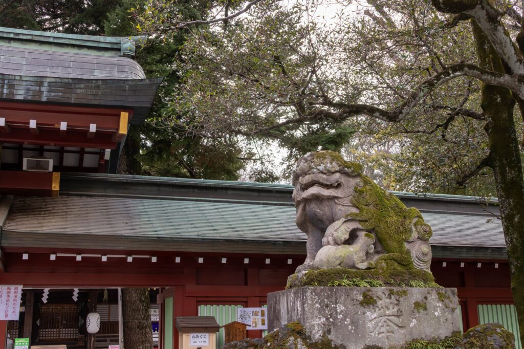 歴史を感じさせる大國魂神社の苔むした狛犬の佇まい