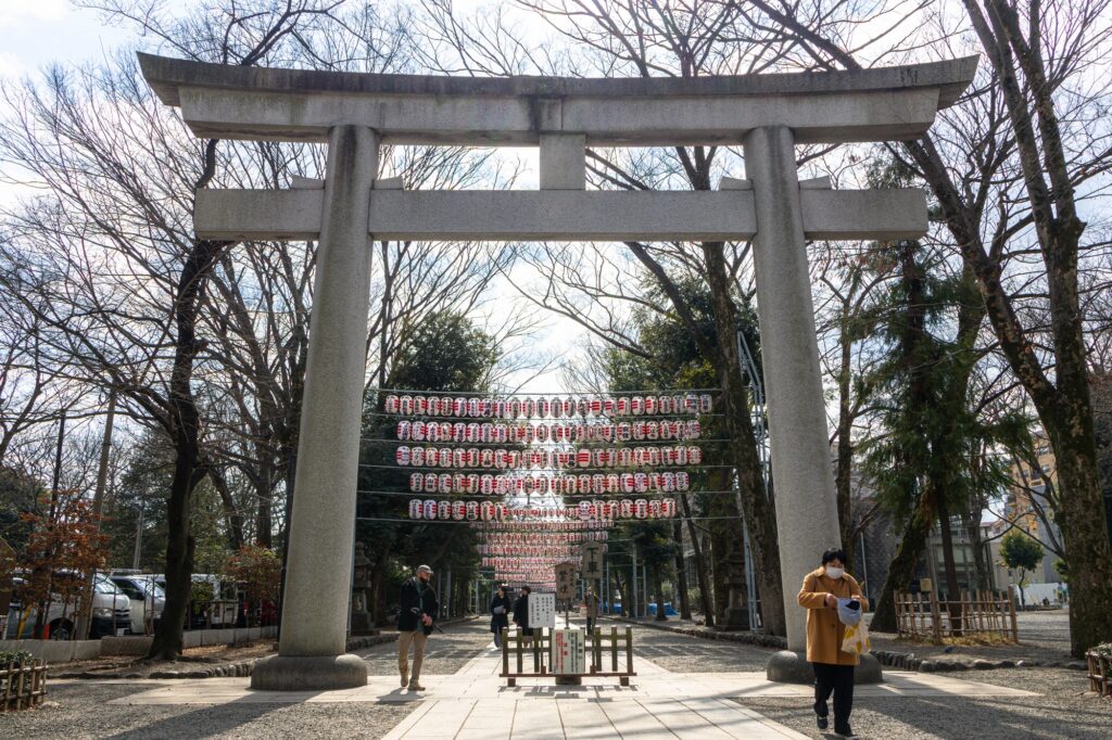 府中市・大國魂神社の長く一直線に伸びる広大な参道
