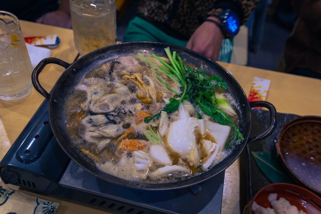 相模湖の静寂、西八王子の熱。仲間と囲む「痛風鍋」で締める、最高の休日。 コンロの上でぐつぐつと煮える、具沢山の豪華な痛風鍋。