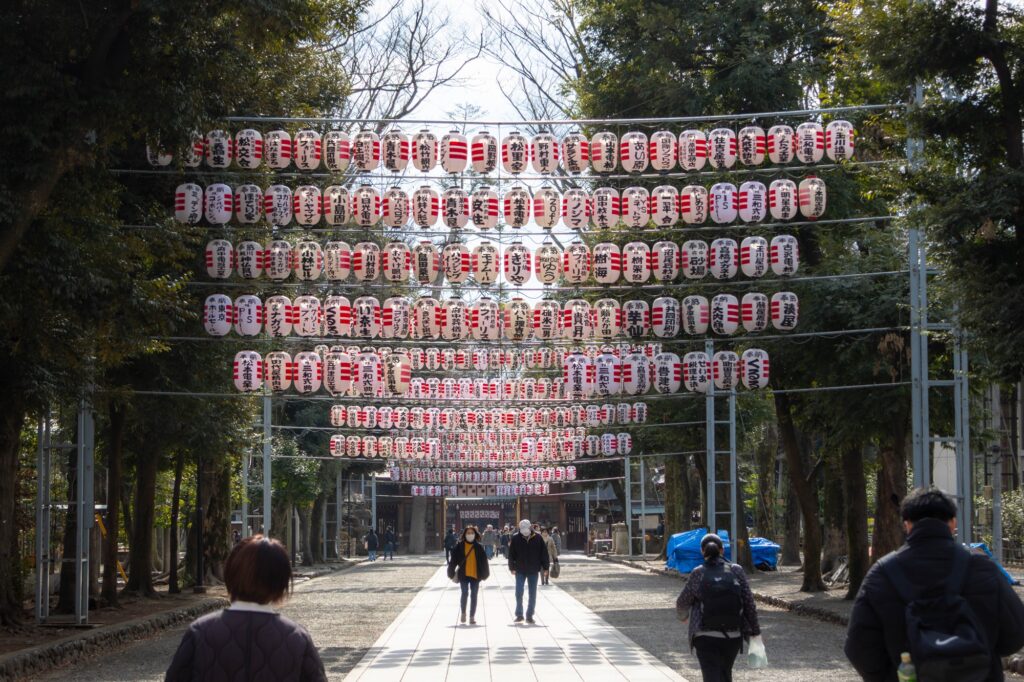 府中市・大國魂神社の長く一直線に伸びる広大な参道