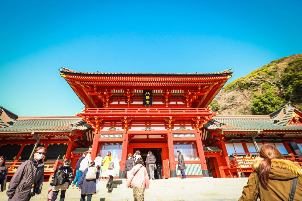 抜けるような青空に向かって伸びる、鶴岡八幡宮の石段と赤い楼門。