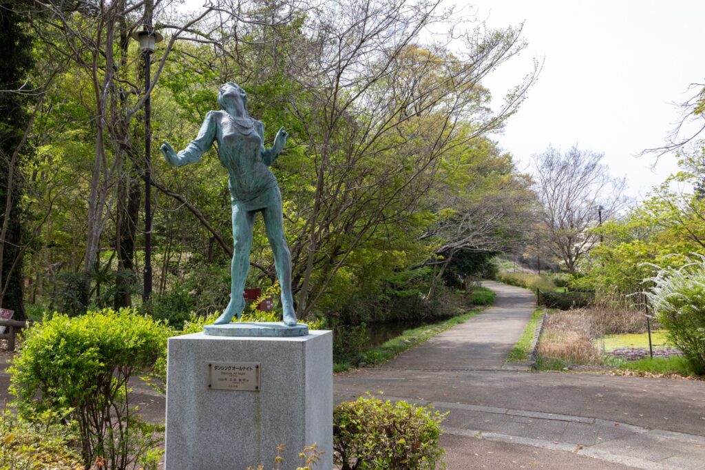 ダンシングオールナイト銅像と散策路