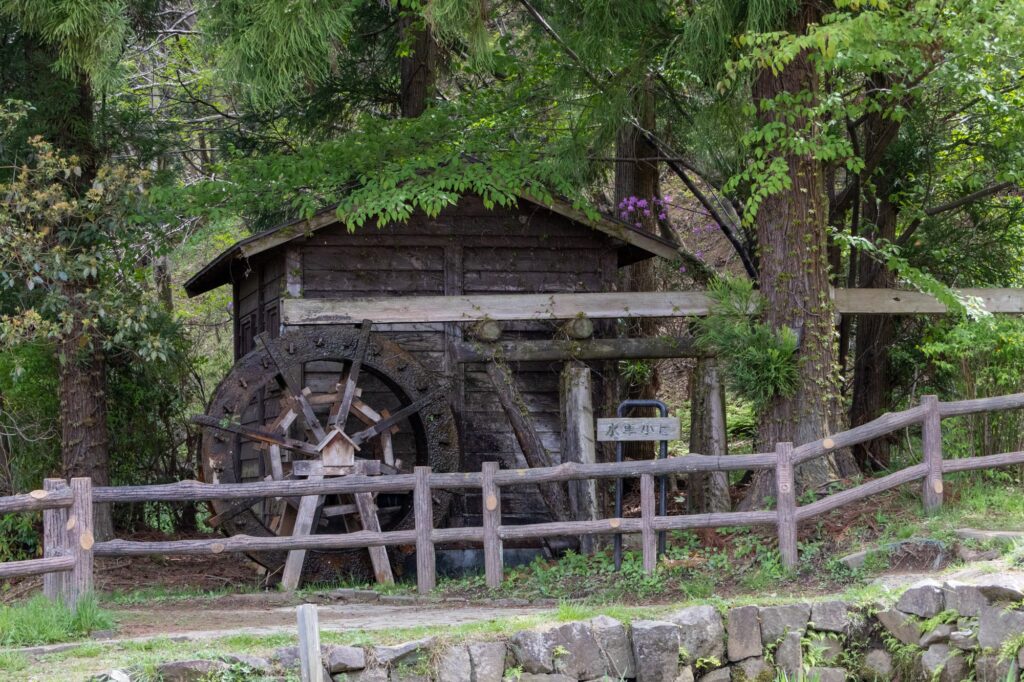 木々に囲まれた古い水車小屋