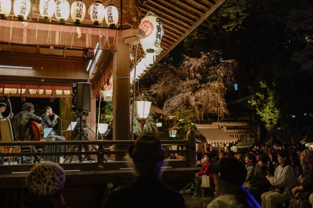 境内のステージで演奏するジャズバンド
