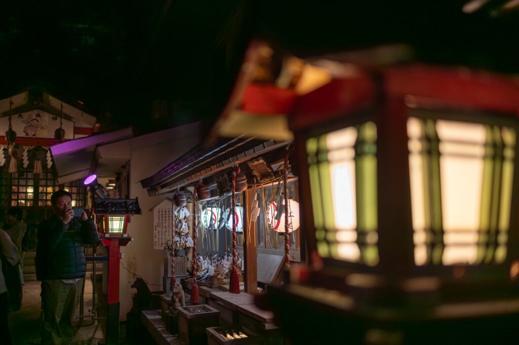 明かりの灯った小さな祠