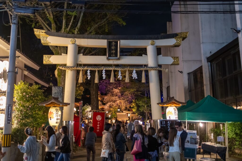 夜の子安神社鳥居と参拝者